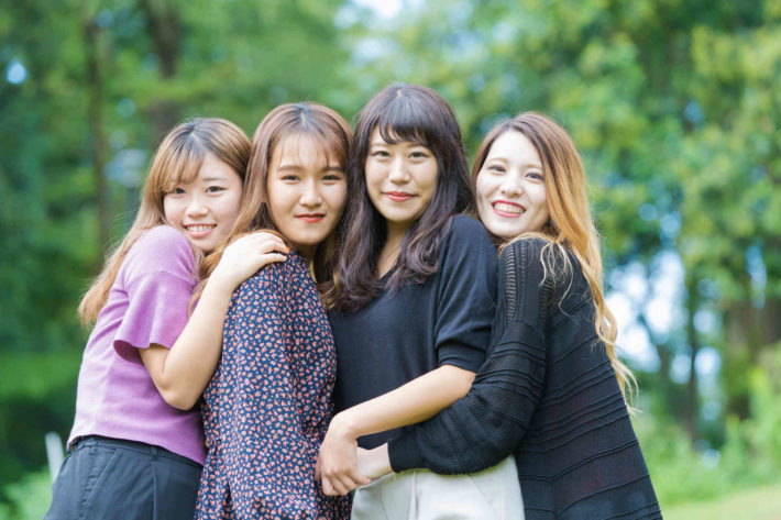 森の中で抱き合い微笑むブスな女性たち