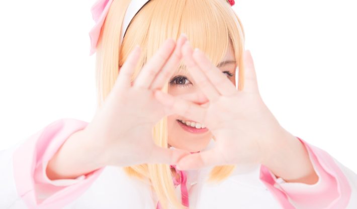 手を顔の前に出して嫌がっている仕草のオタク女子