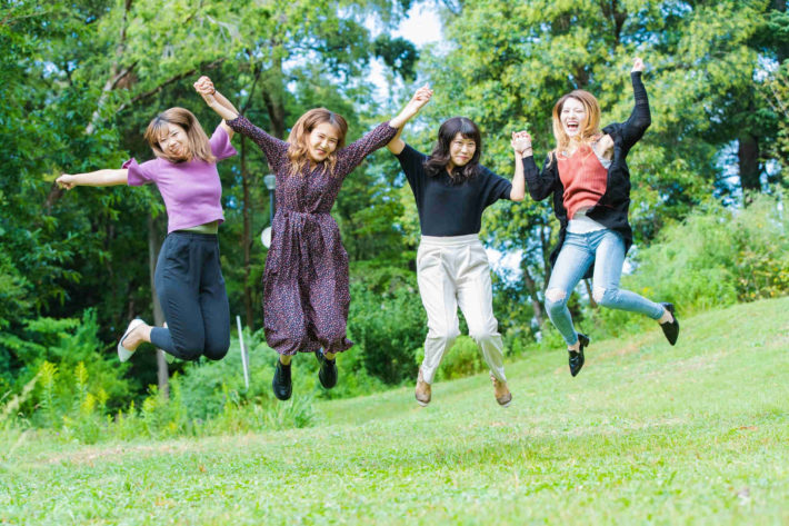 草原でジャンプしているブスな女性たち