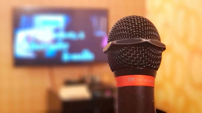 マイクとカラオケが映ったディスプレイ