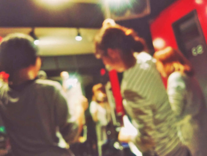 カラオケで大盛りあがりする男女