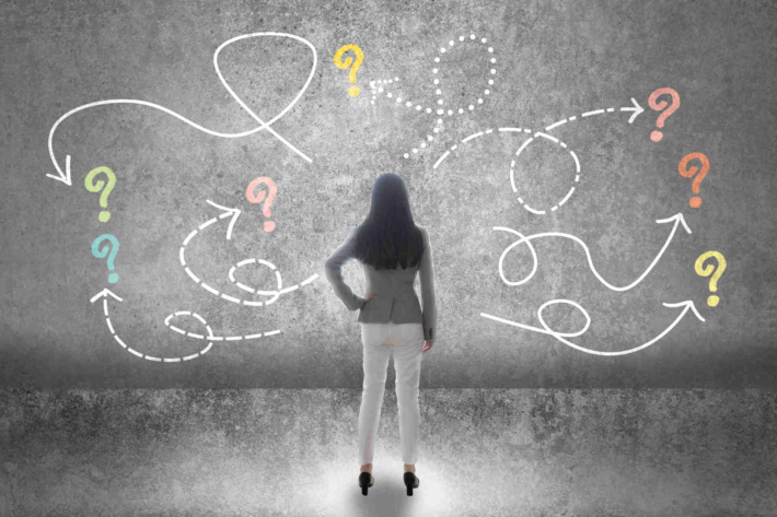 道の選択に悩み決断できない女性の後ろ姿