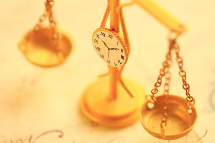 テーブルの上に置かれた天秤