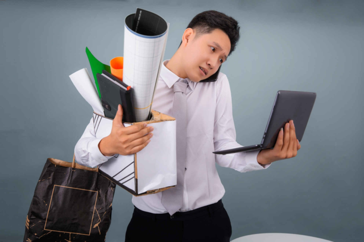 忙しそうに仕事をこなしている男性