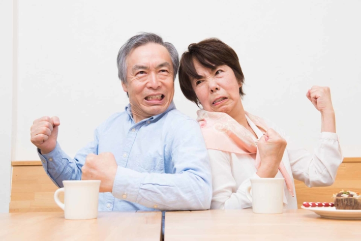 喧嘩しているミドル世代の夫婦