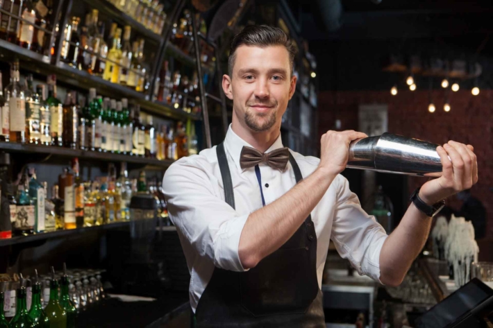 シェーカーを振る外国人バーテンダー