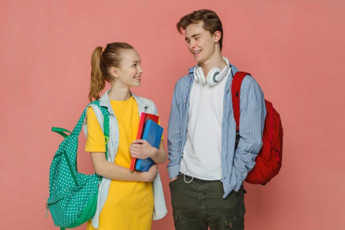 立ち話をしている外国人の男女