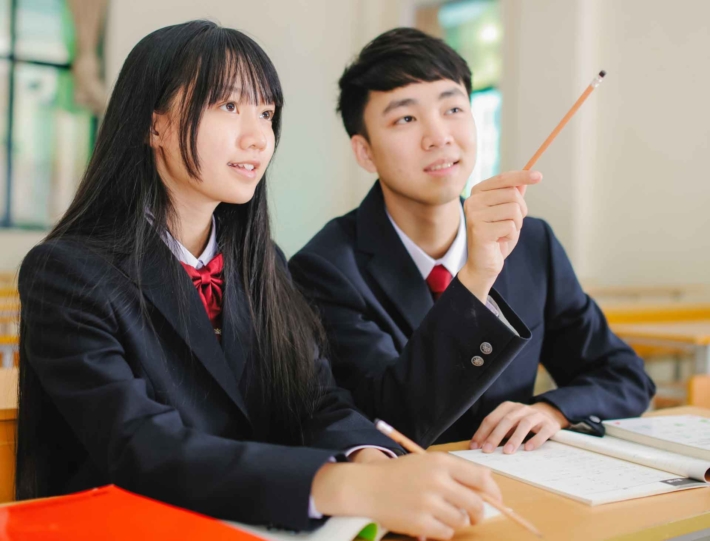 楽しそうに授業を受けている高校生男女