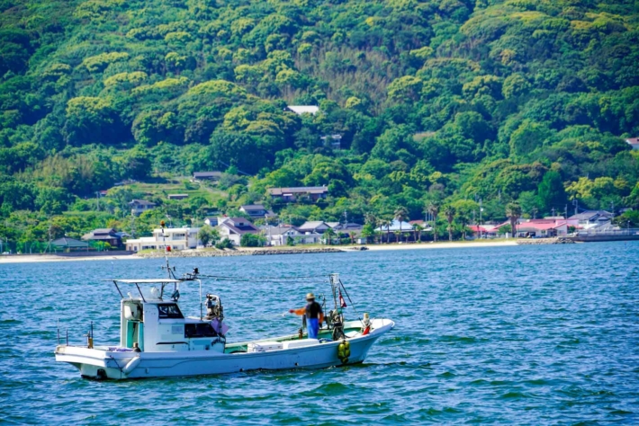 漁船で魚を収穫する漁師