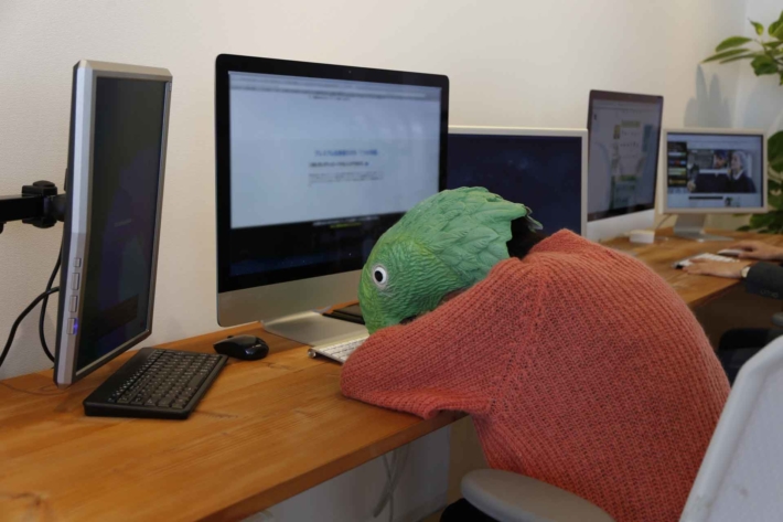 デスクに突っ伏しているエンジニア女性