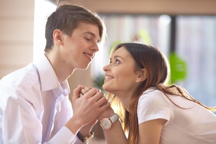 手を握り締めて見つめ合う外国人カップル