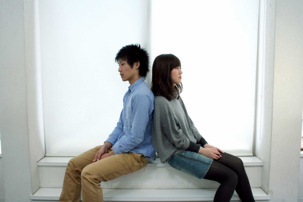 背中合わせで不貞腐れた様子の男女