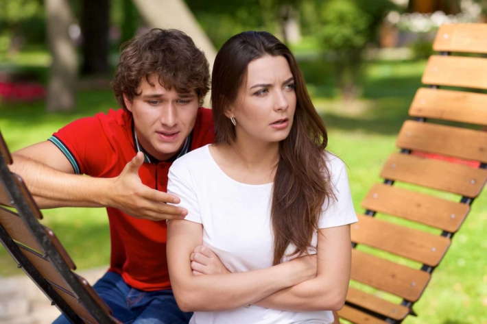 腕を組む女性となだめる男性