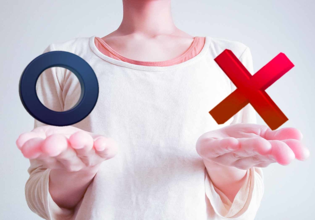 手を差し出す女性、掌の上に〇と×の表示