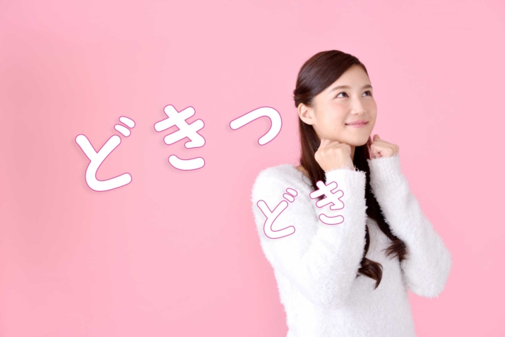 上を見上げ、ドキドキしている様子の女性