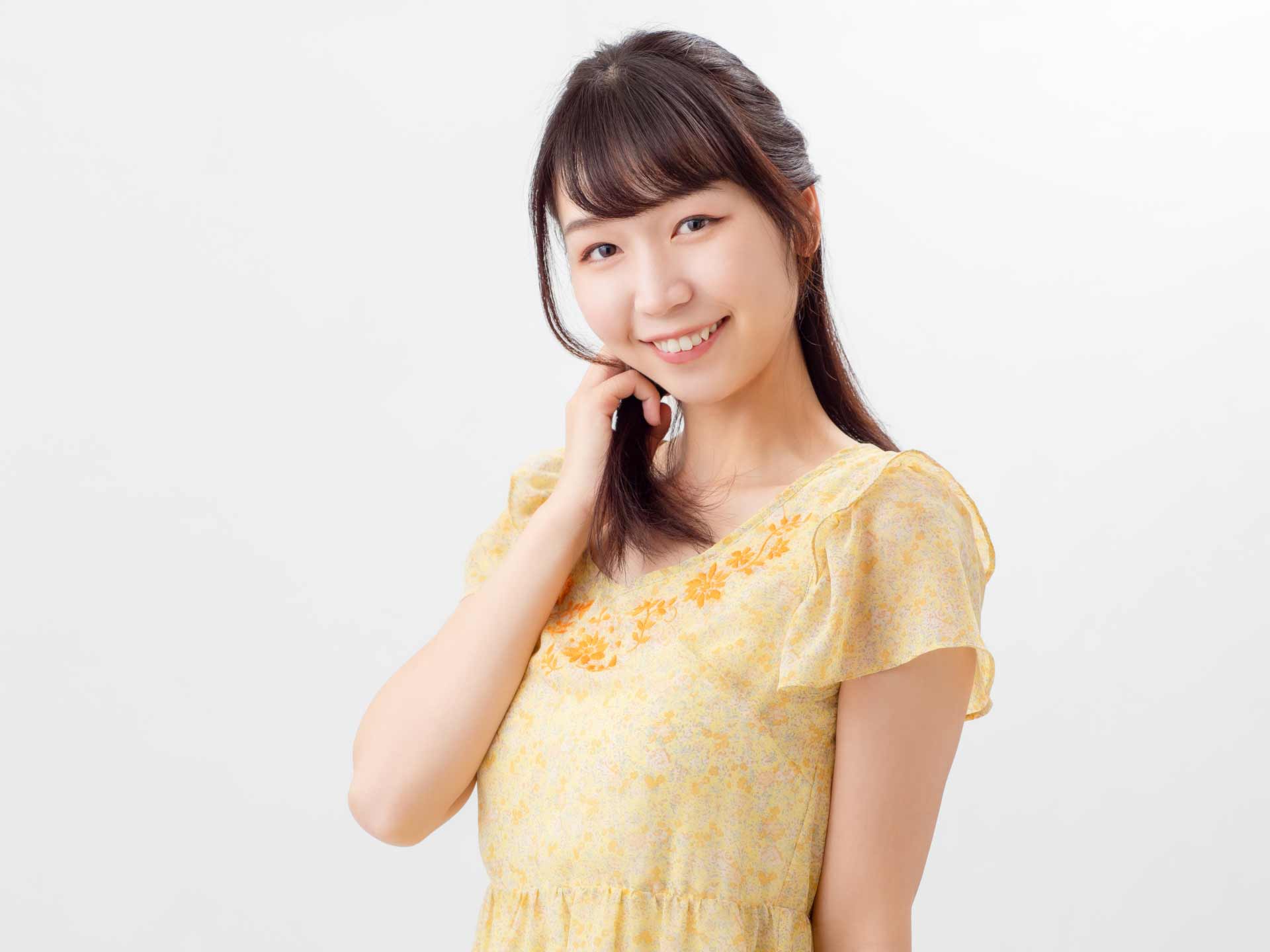 顎に手をあてて微笑んでいる女性