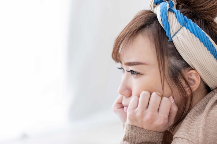 窓の外を見て怒っている様子の女性