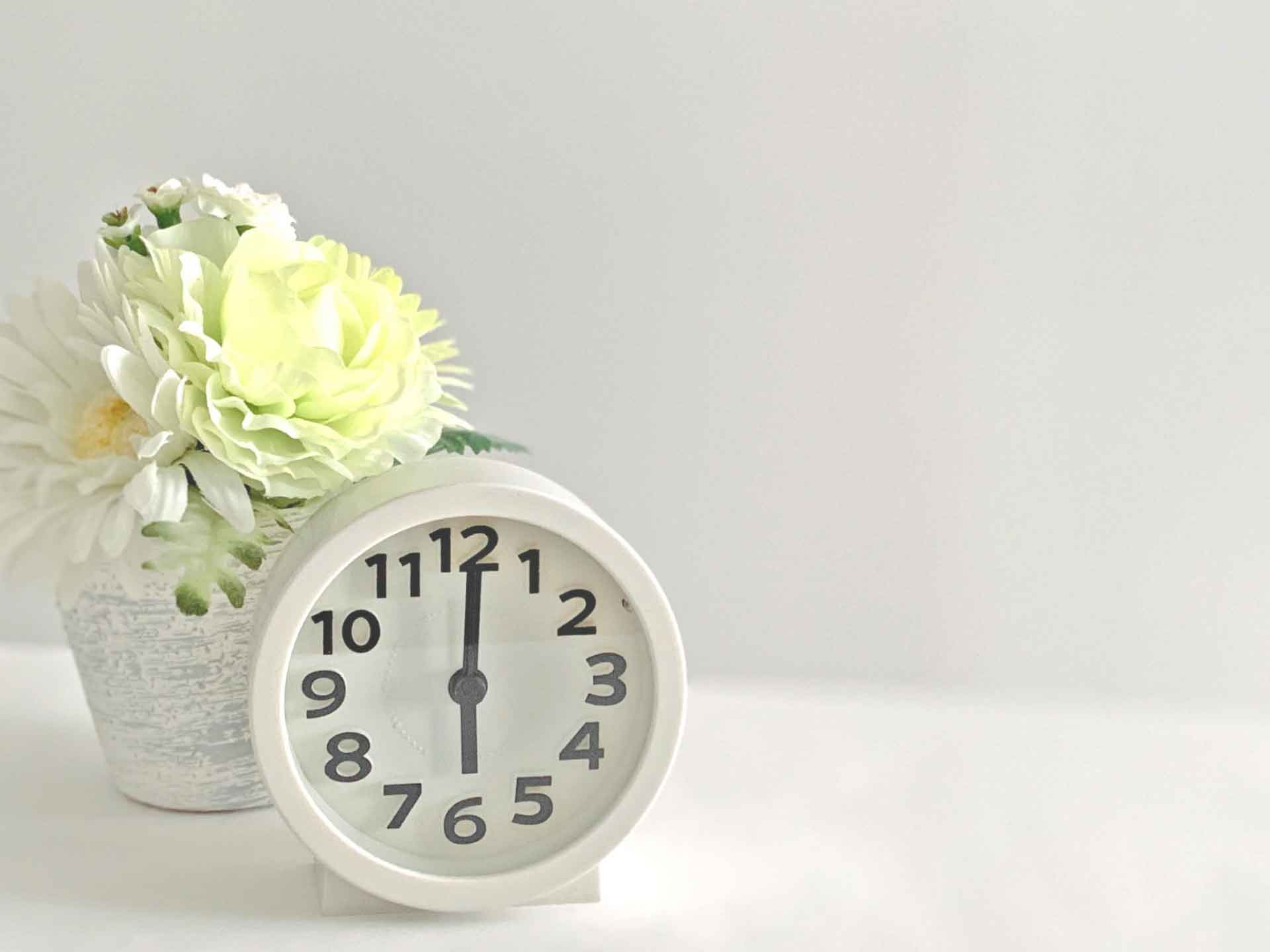テーブルの上に置かれた小さな置時計
