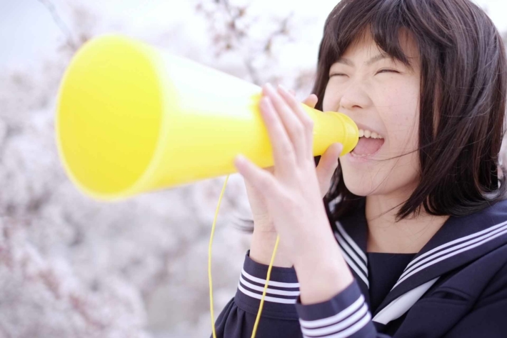 メガホンを持って叫んでいる女子高生