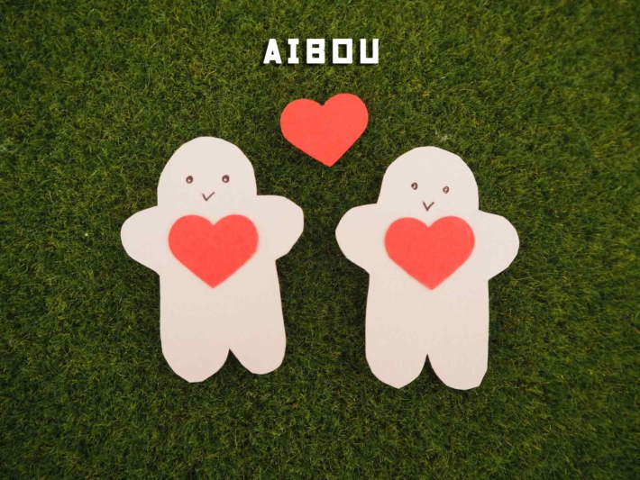 芝の上に置かれた男女のフィギュア