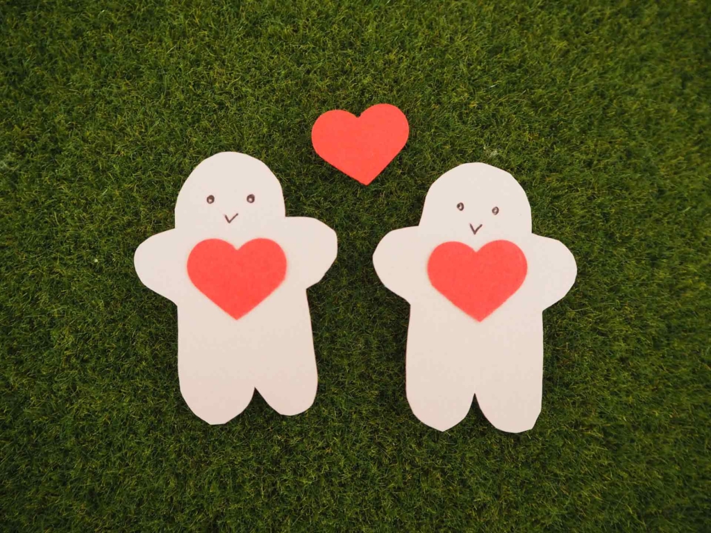 芝の上に置かれた男女の人形