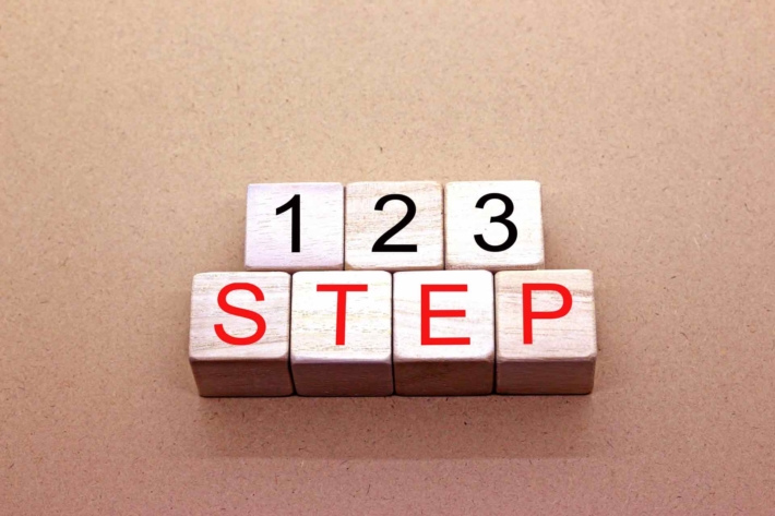 「1、2、3STEP」と書かれたブロックが机の上に置かれている画像