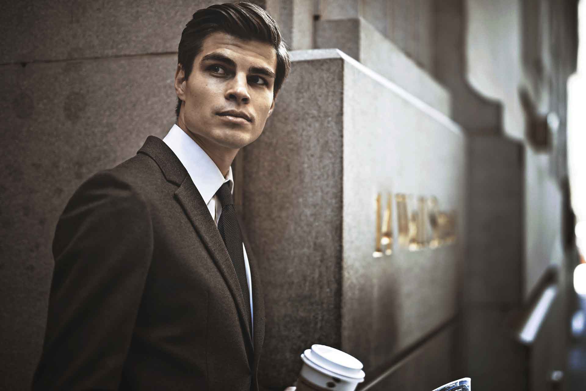 そっぽを向いている外国人男性