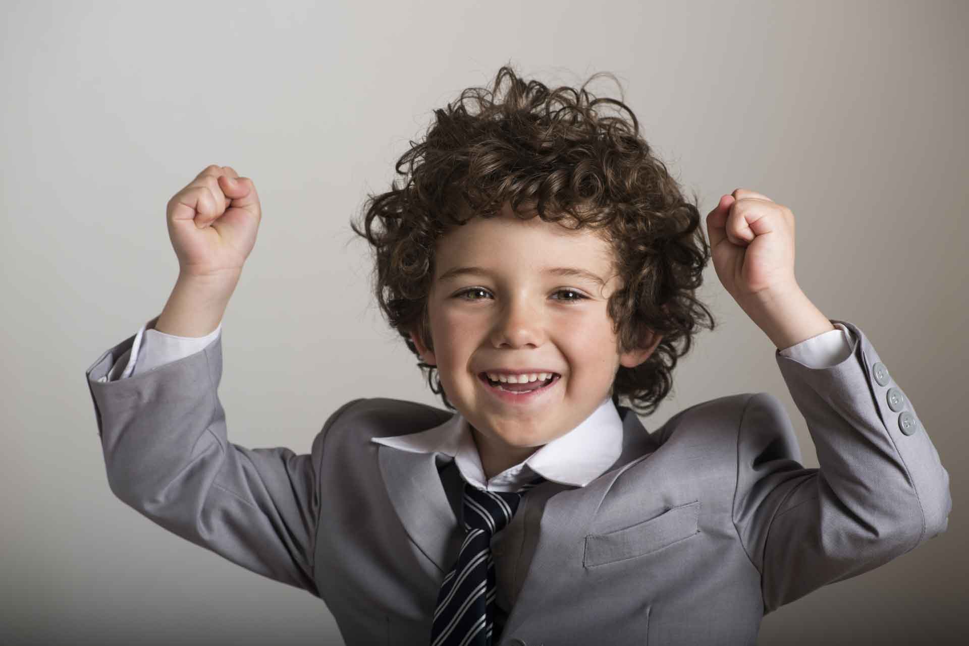 ガッツポーズをしている子供