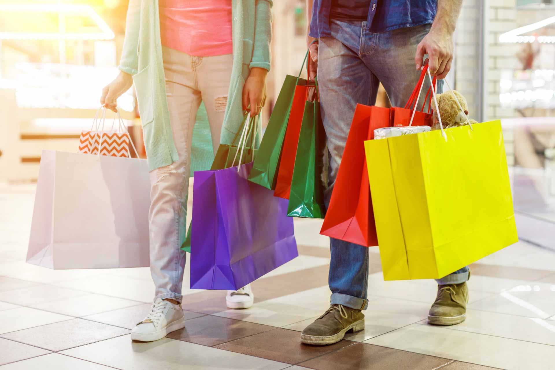 ショッピングしている男女カップル