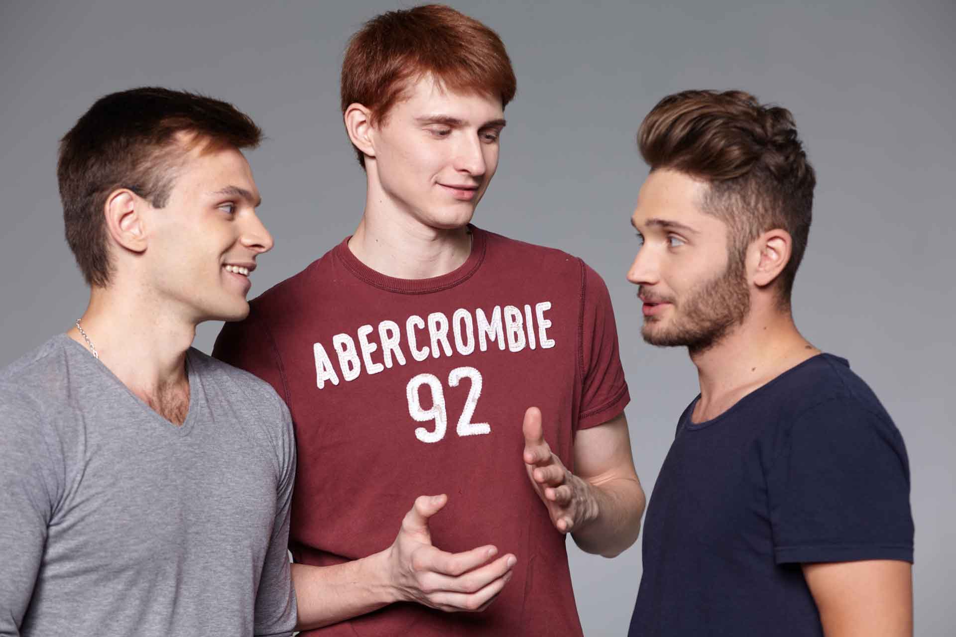 3人で談笑している男性