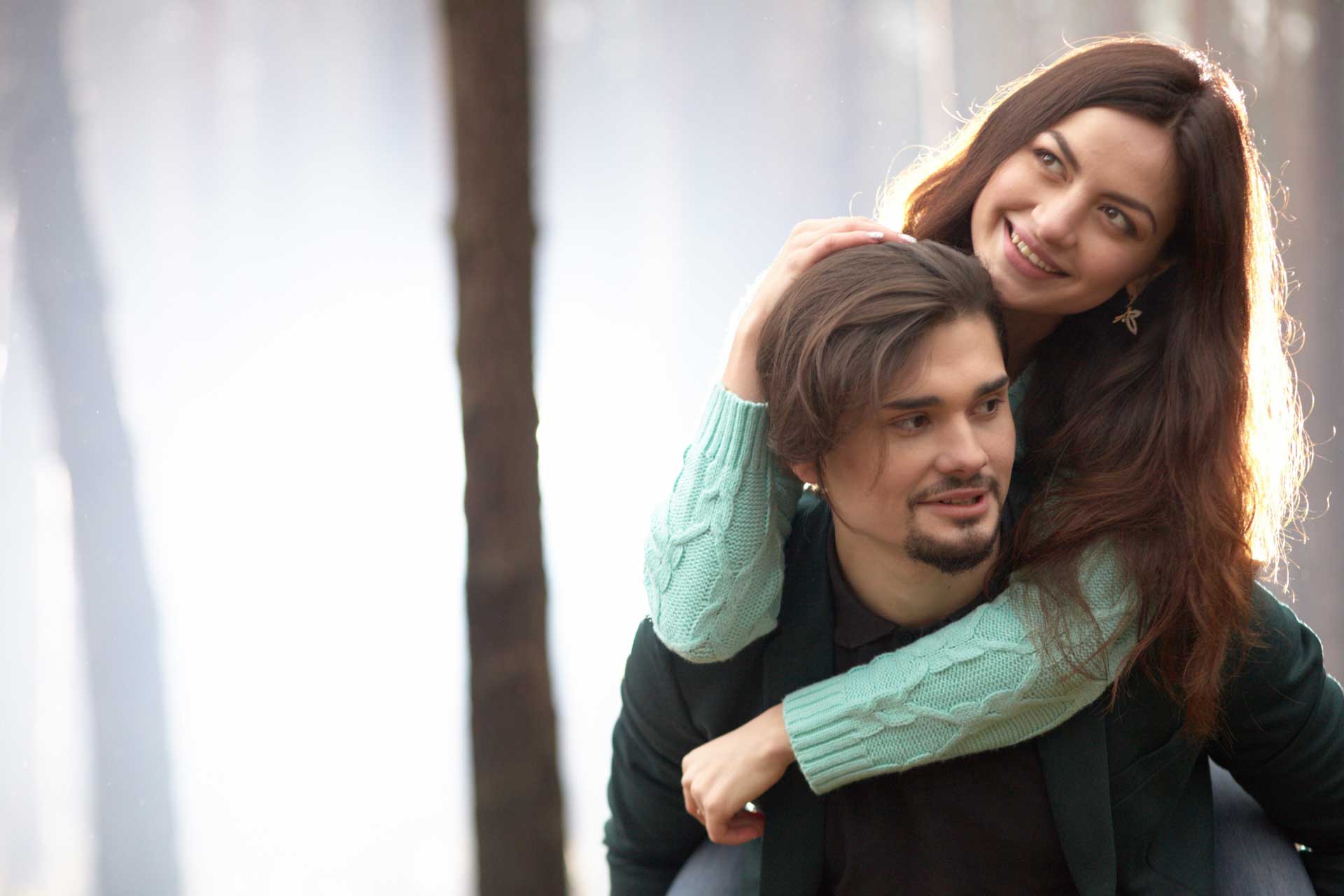 おんぶをする男女