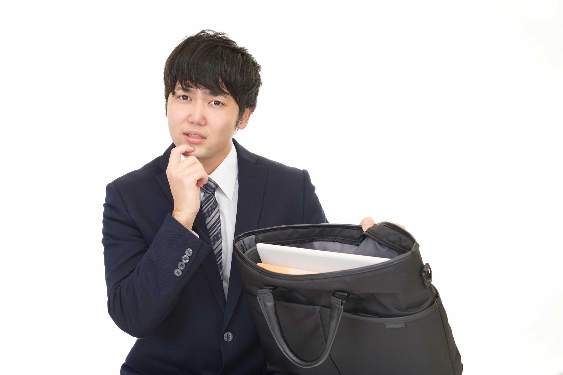 バッグの中身を見せて悩んでいる男性