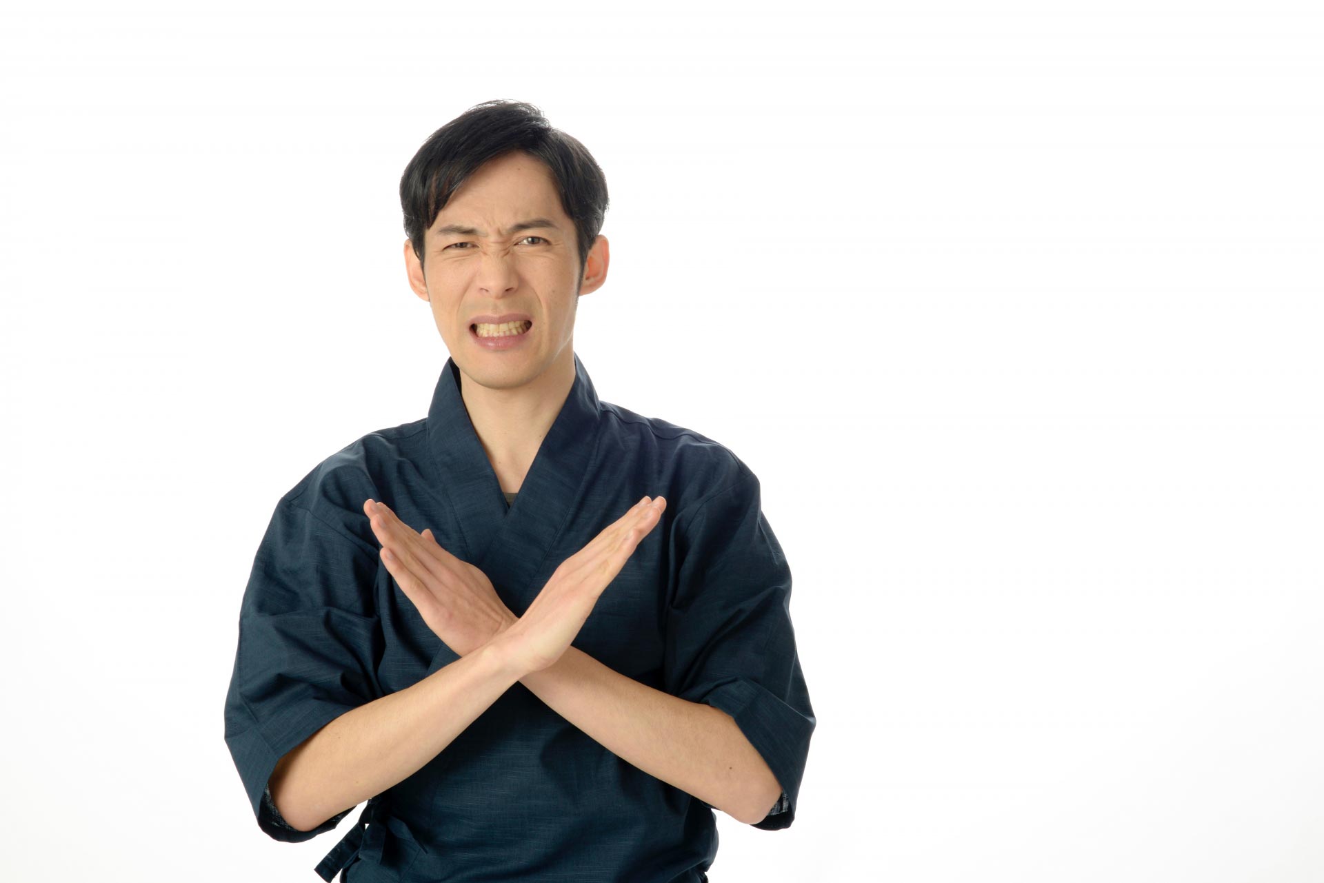 居酒屋定員のような和装で腕をクロスさせて拒否している男性