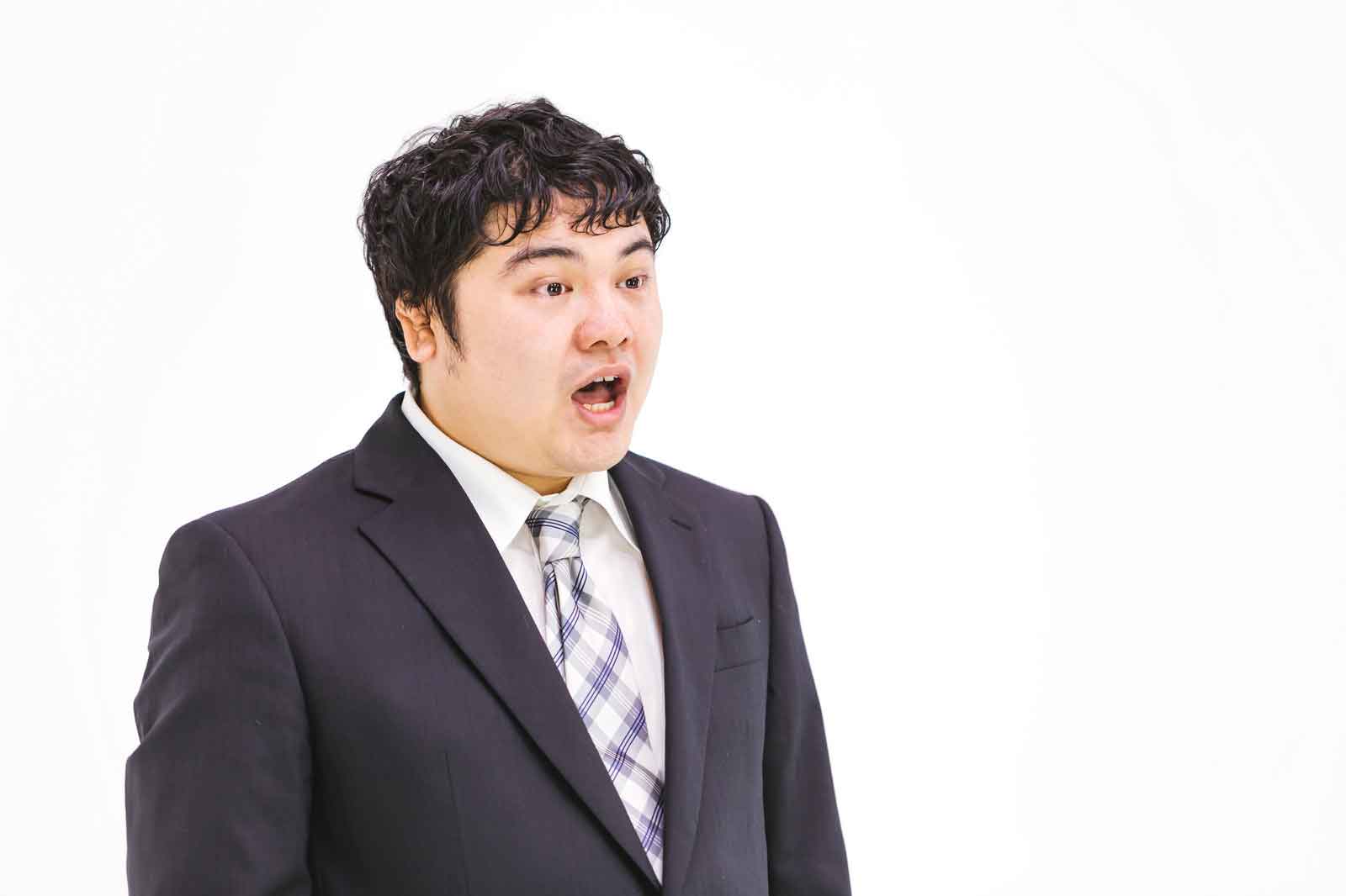 不満を吐き出し怒っている様子のスーツ男性