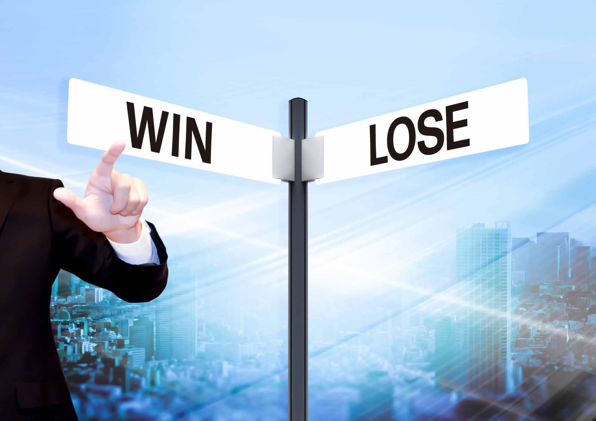 「WIN LOSE」と書かれた看板を指さす男性