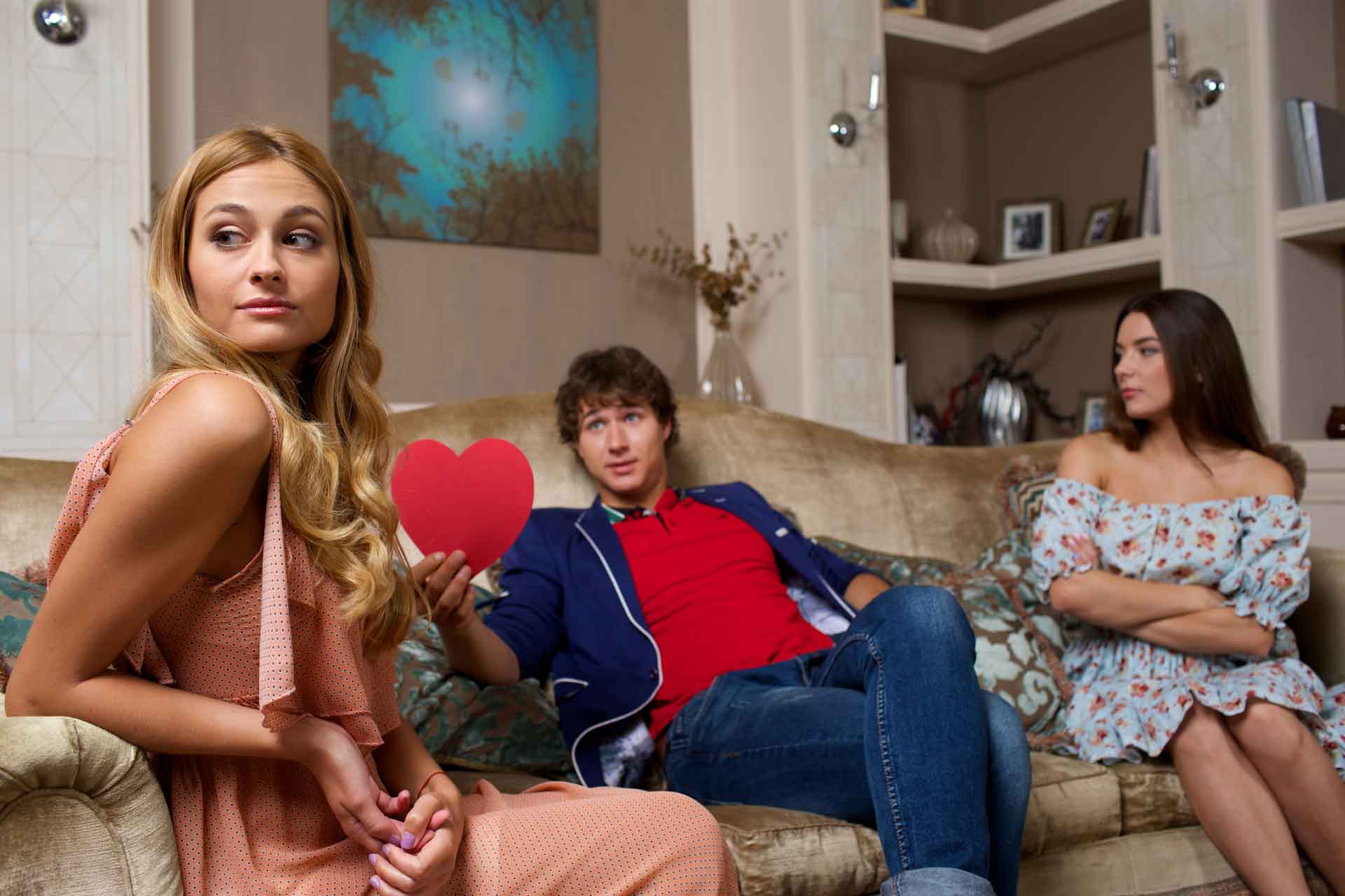 女性に挟まれ不満な様子の男性外国人