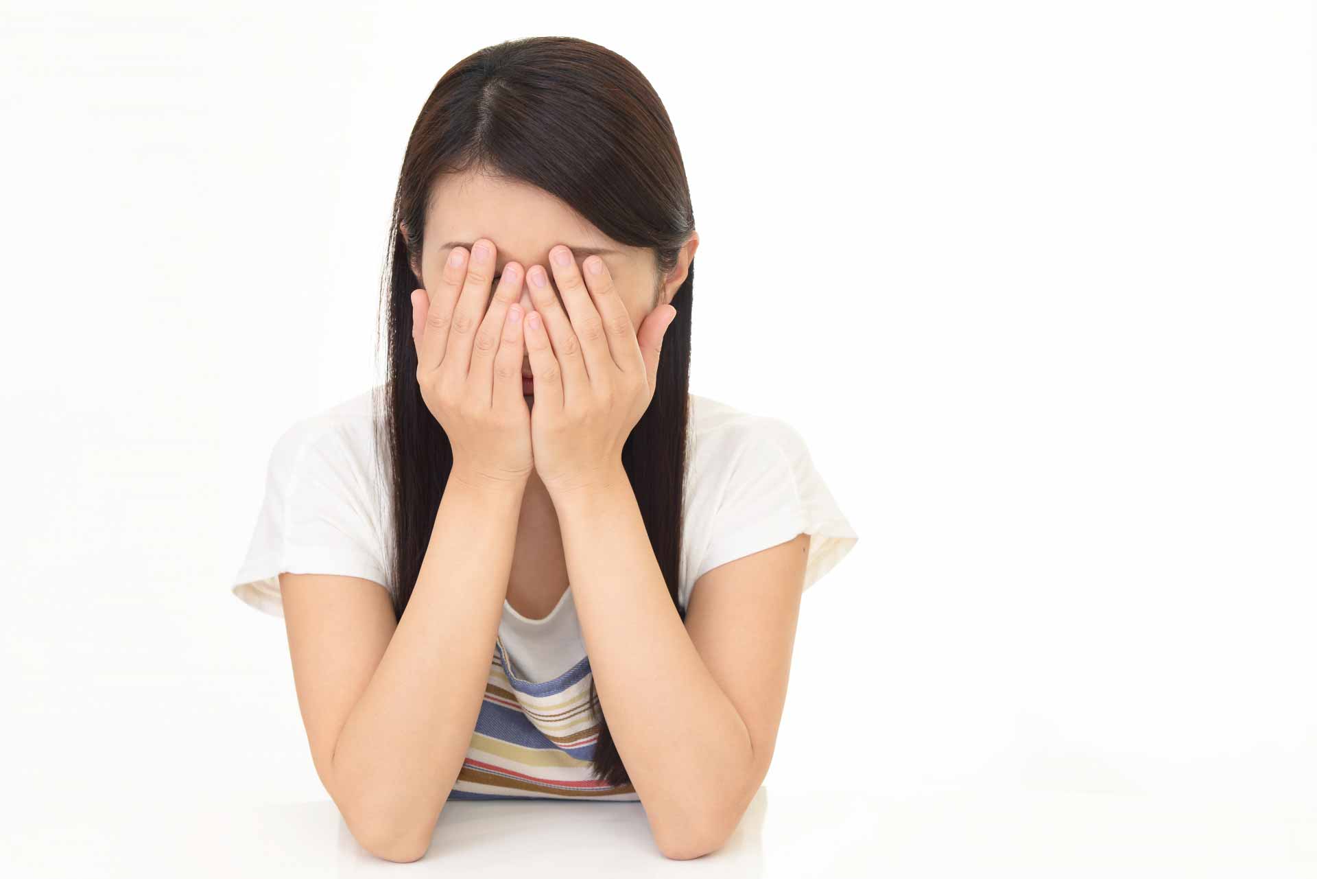 顔を押さえて泣いている様子の女性