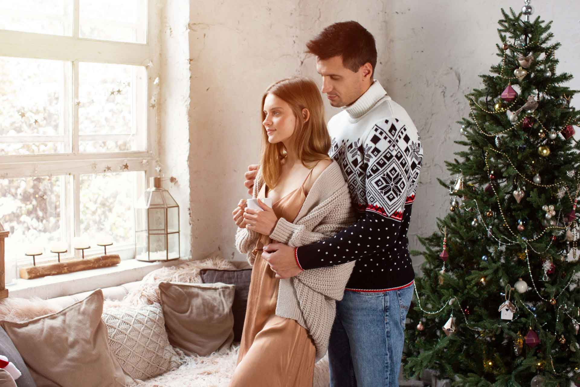 家の中で女性を後ろから抱きしめている外国人男性