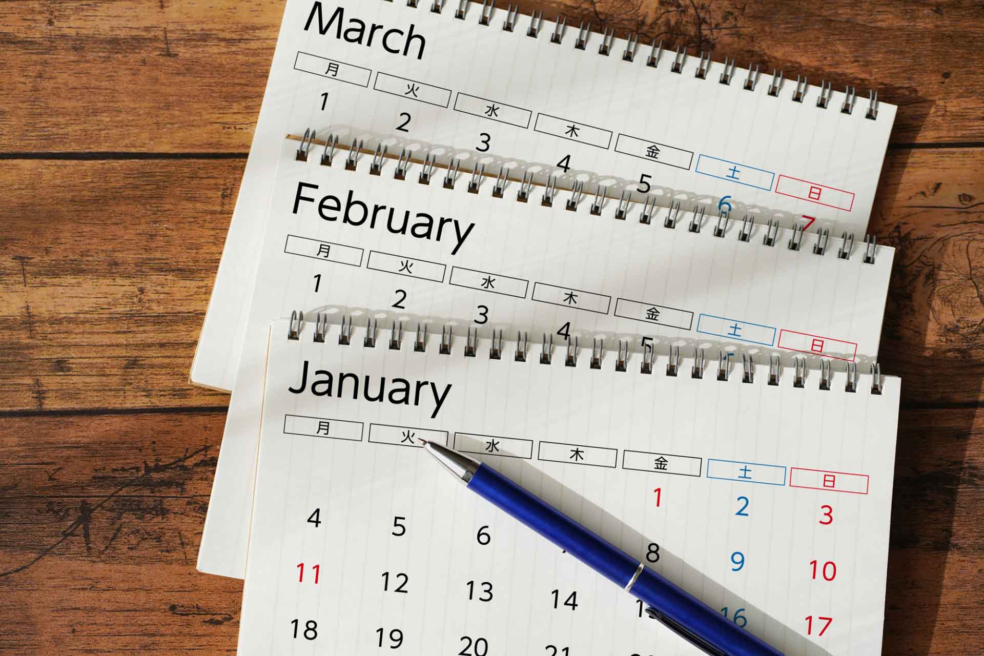 机に置かれたカレンダー