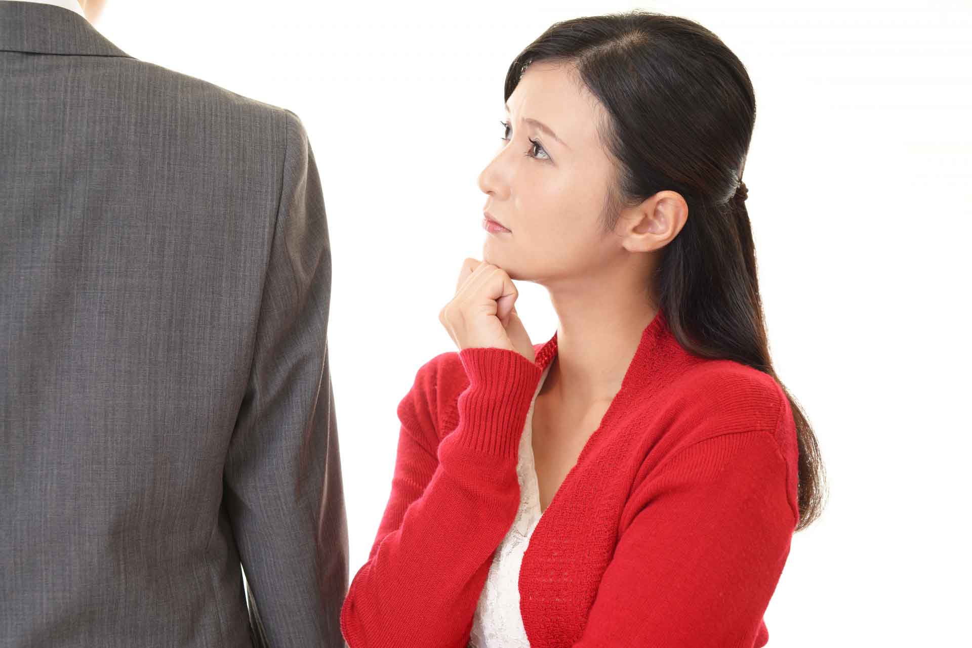 悩んでいる女性