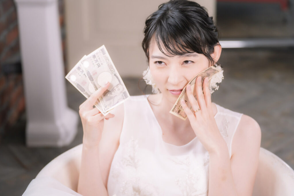 1万円札を顔に擦りつけてニヤ付いているドレス姿の女性