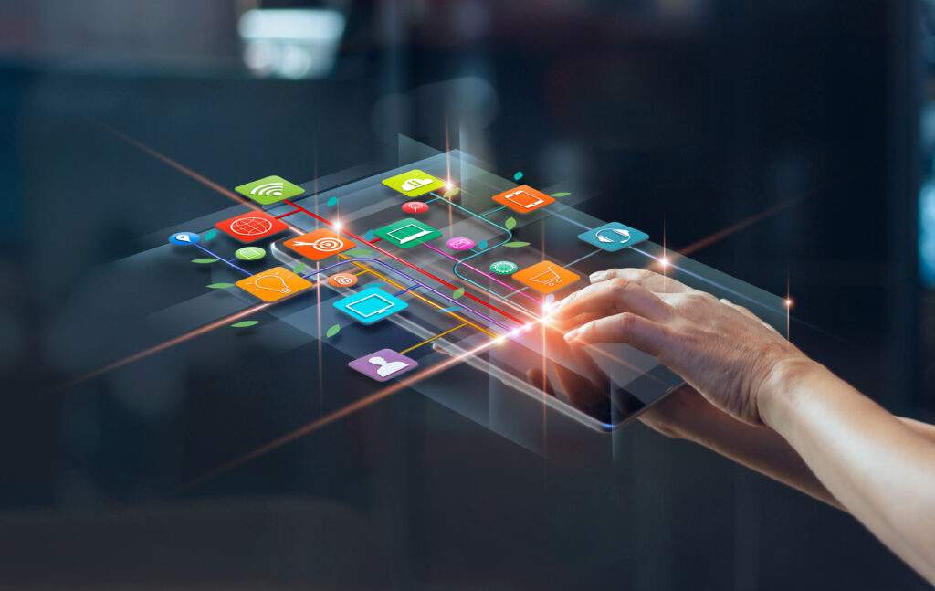 タブレットを扱う男性の手元