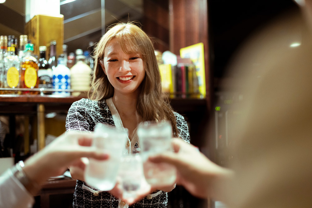 スナックで乾杯している男女