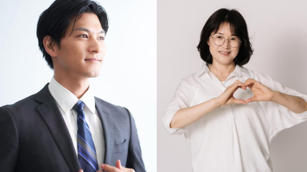 スーツ姿の若い男性と手でハートマークを作っている50代ぐらいの女性