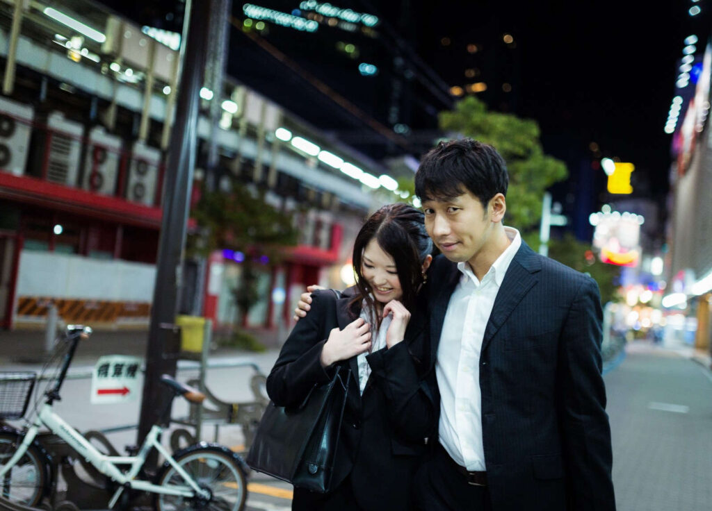 女性をお持ち帰りしようとしてニヤついているいるスーツ姿の男性